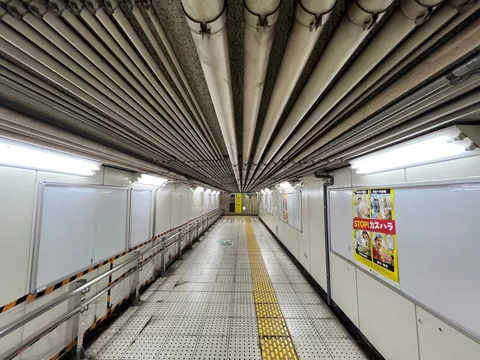 天井に並ぶ管路の地下道