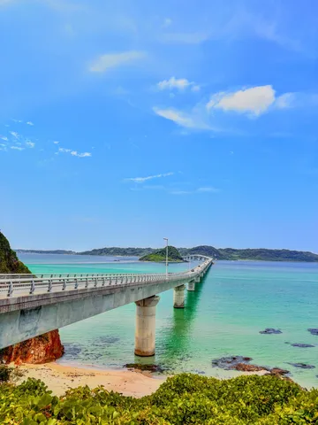 海へ伸びる光の橋