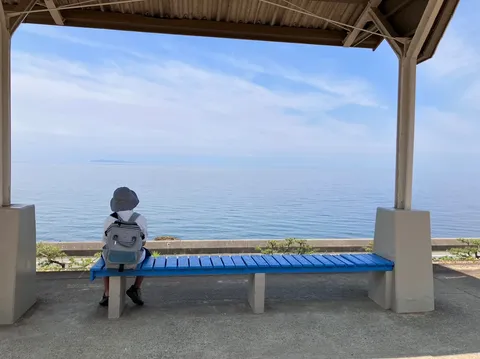 青い海と青いベンチ、旅愁