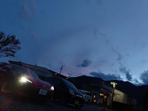 夕暮れ時の静かな駐車場