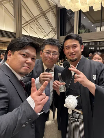 和洋折衷の宴席で笑顔の一枚