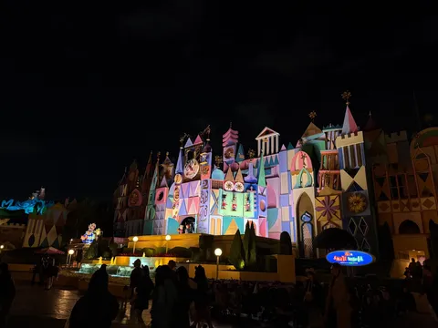 夜景のように輝く城壁群