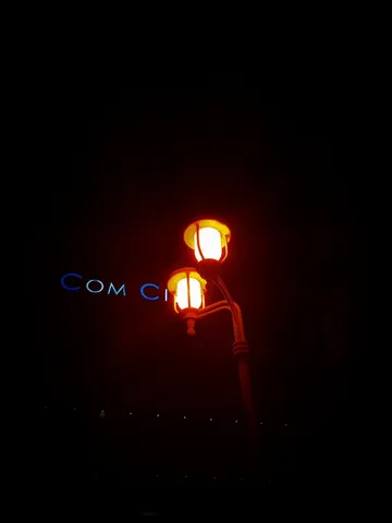 夜の街灯と青い文字