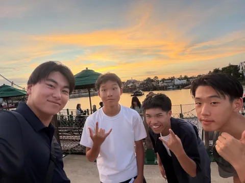 夕焼けと友人たちの瞬間