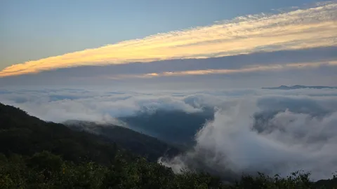 雲海を滑る朝の光