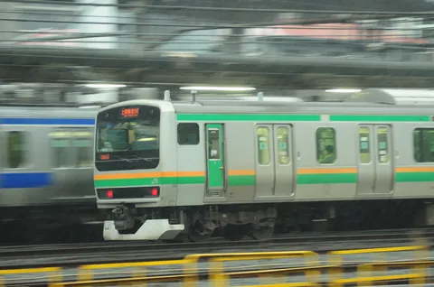 疾走する都会の電車
