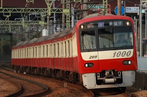 鉄路を駆ける、赤い車両の躍動感