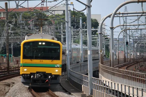 黄色い電車、カーブをゆく