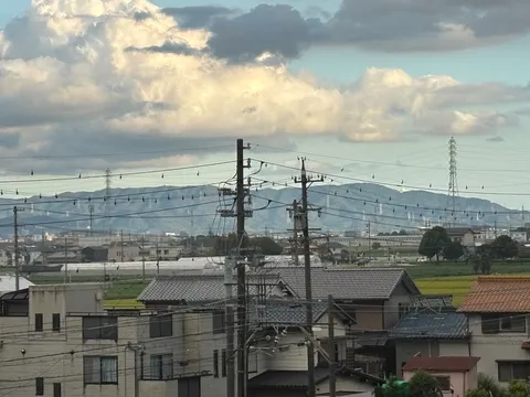 線と雲の間の町風景