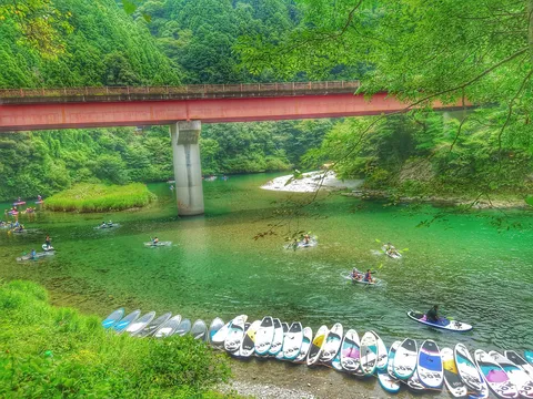 碧き川、橋の下をゆく