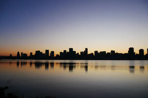 夜明け前の都会のシルエット