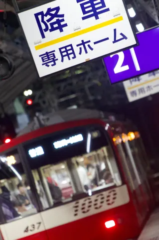 夜の路面電車と看板の灯