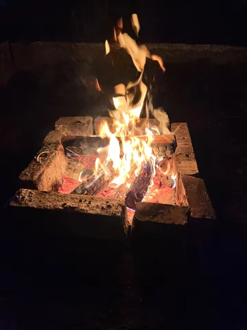 夜に燃える炎の揺らめき