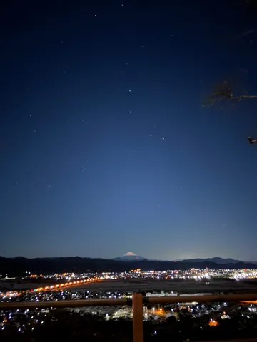 星降る夜の街と富士山