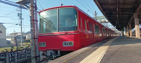 ホームに佇む赤い列車