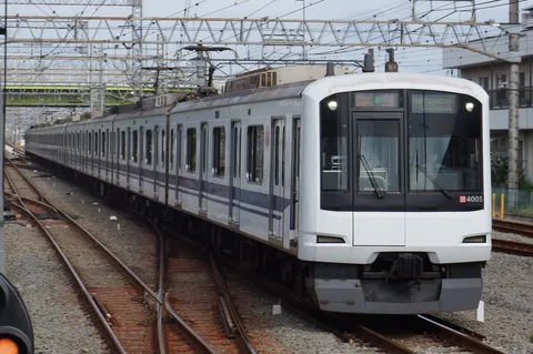 夕暮れの通勤電車の佇まい