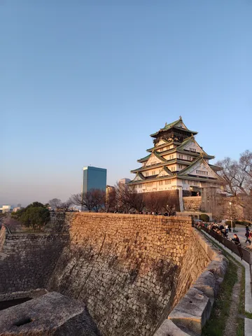 歴史と現代が交差する夕暮れ