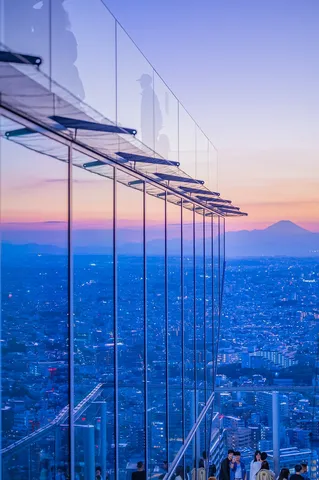 空中回廊、足元は街