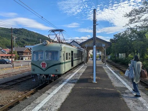 青空の下、ローカル線の駅