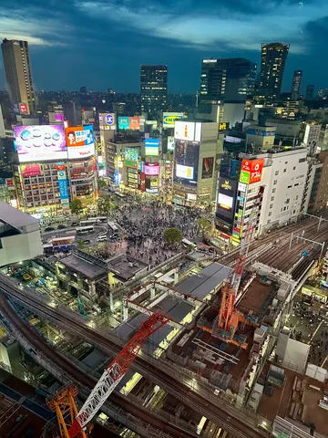 煌めく大交差点の夜