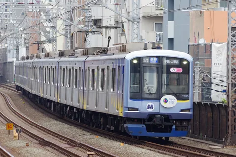 都会を駆け抜ける青い疾風