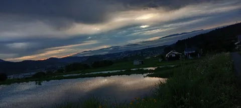 夕刻の水面に映る山影