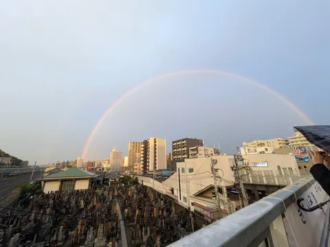 都会の空に、まさかの二重虹