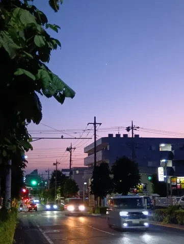 夕暮れ時の都会の交差点