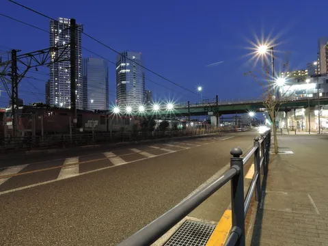 都市の夜、光のコントラスト