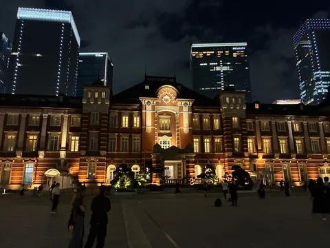 夜の煉瓦と高層の交差点