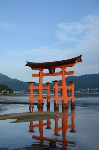 水面に映る鳥居の神秘
