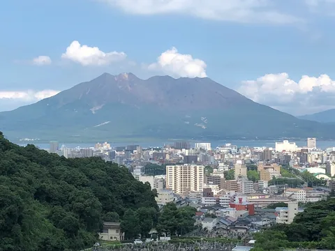 桜島と街並みの静かな対峙