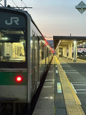 夕暮れ時の静かな駅、旅立ちの予感