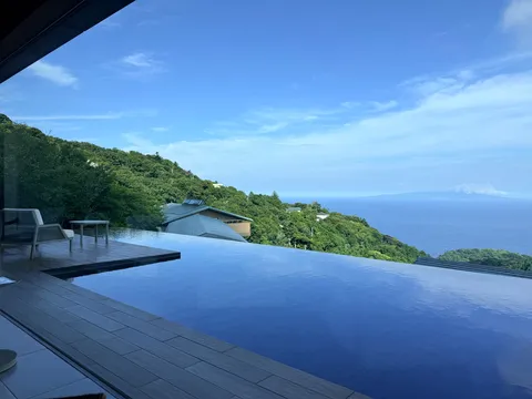 海と森の静かな水平線