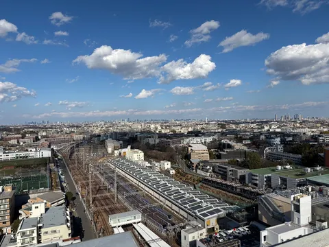 広がる都市と青い空のコントラスト