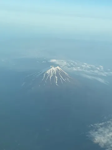 雲海に浮かぶ孤高の峰