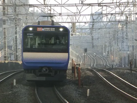 複雑な架線と青い列車
