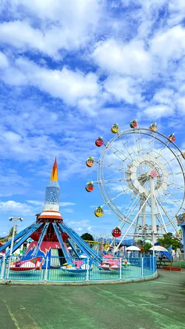 空と遊園地のカラフル時間