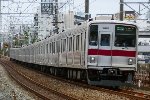 銀色の列車と線路の風景