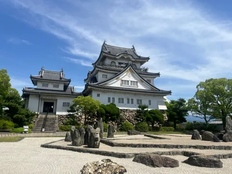 青空に映える白亜の城と庭園