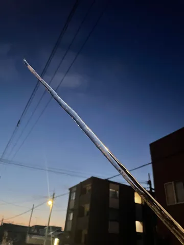 夜空に伸ぶ氷の棒