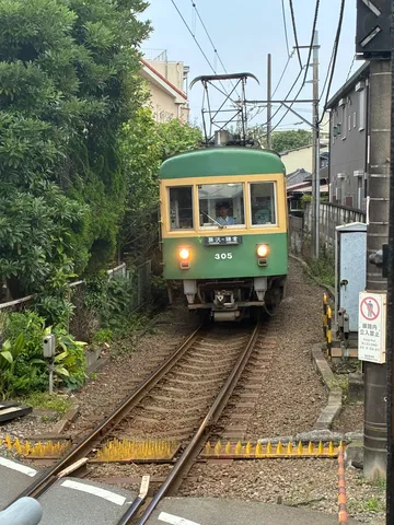緑の路面電車が来る瞬間