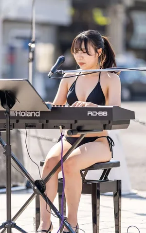 真夏の野外ライブ、キーボード奏者