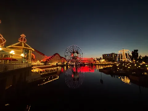 夢の世界、煌めく夜の遊園地
