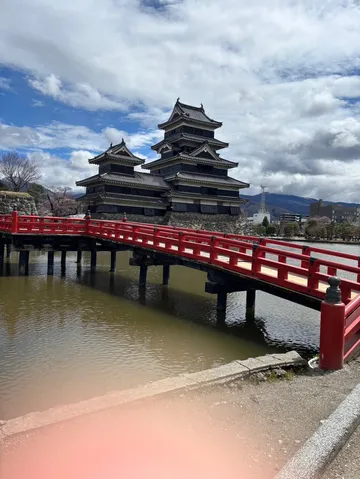 映える赤橋と黒い城のコントラスト