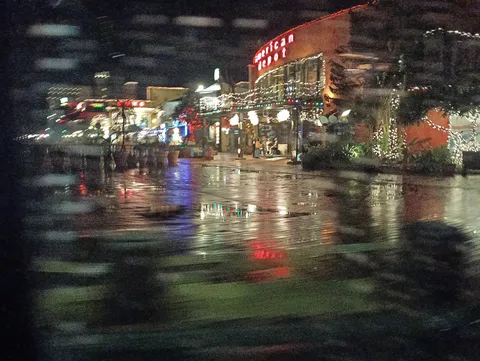 雨粒越しのネオン、光のシンフォニー