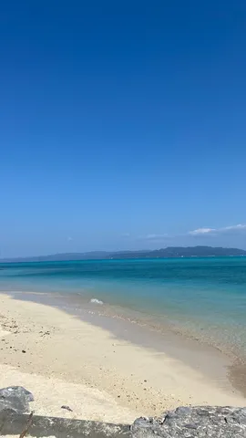 透き通る海と空の情景