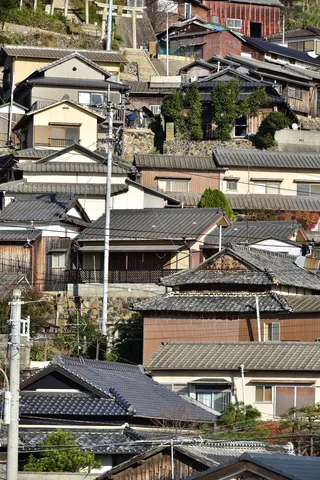 山の斜面に連なる昭和の風景