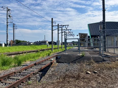 雨上がり、静かな駅の情景