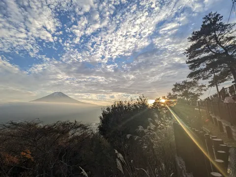 雲と光が織りなす富士